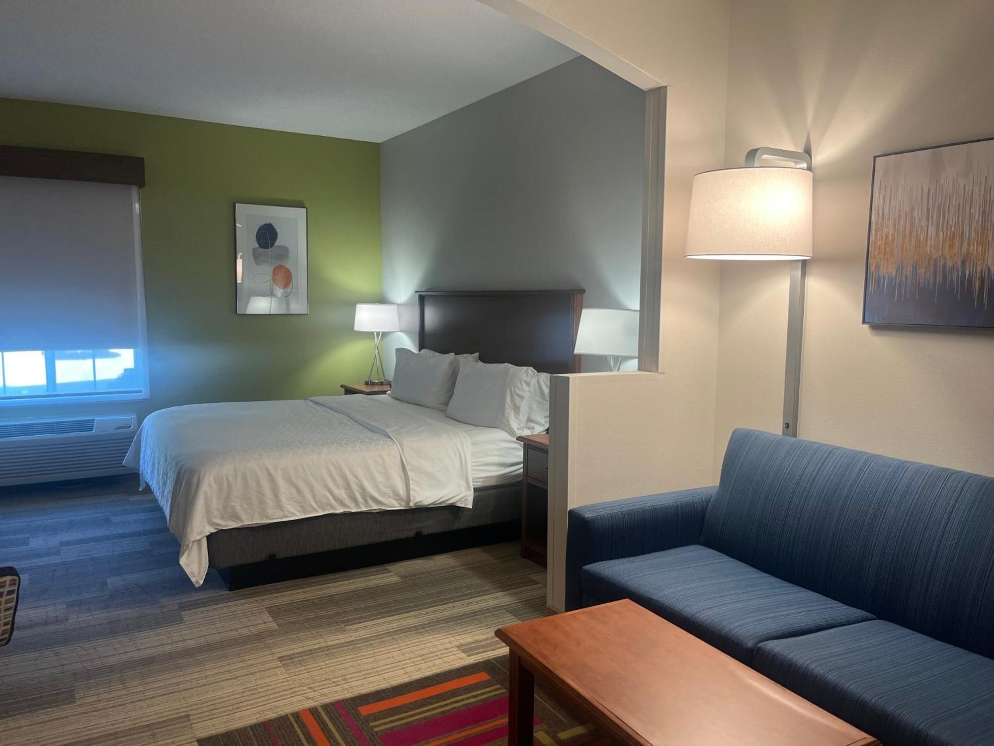 King Suite - Communications and Mobility Accessible Tub